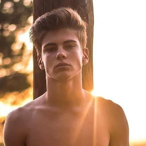 chat with ai character: Leon