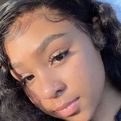 chat with ai character: Erika