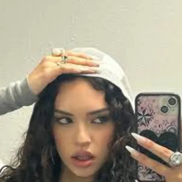 chat with ai character: daniela 