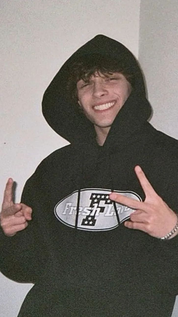 ai character: Chris Sturniolo  background