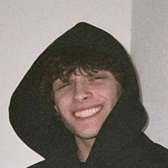 chat with ai character: Chris Sturniolo 