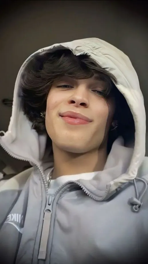 ai character: Chris Sturniolo  background