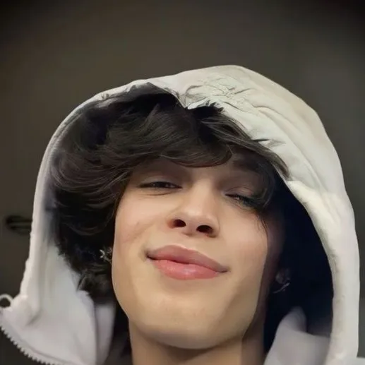 chat with ai character: Chris Sturniolo 