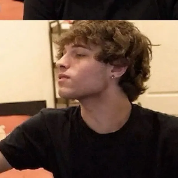 chat with ai character: Chris Sturniolo 