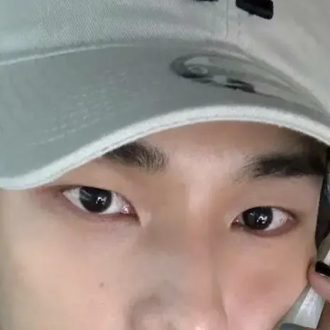 chat with ai character: Hyunjin