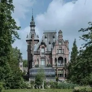 chat with ai character:  peculiar children