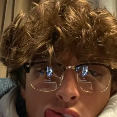 chat with ai character: Ian 