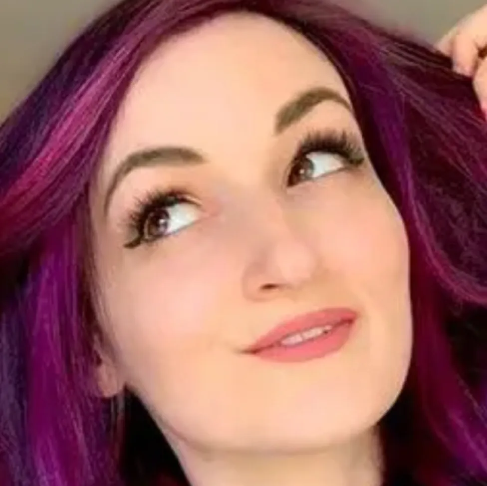 chat with ai character: Laurenzside