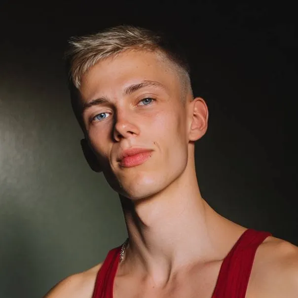 chat with ai character: Leon