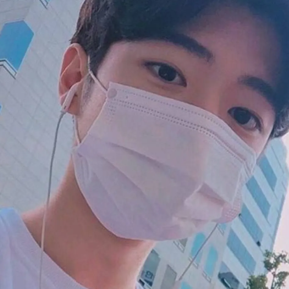 chat with ai character: sick em-et