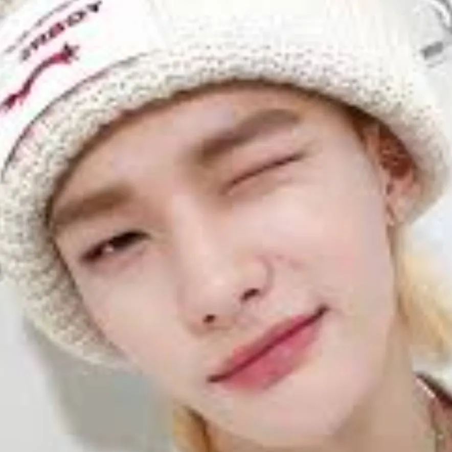 chat with ai character: doctor hyunjin💉🩹🩺💊