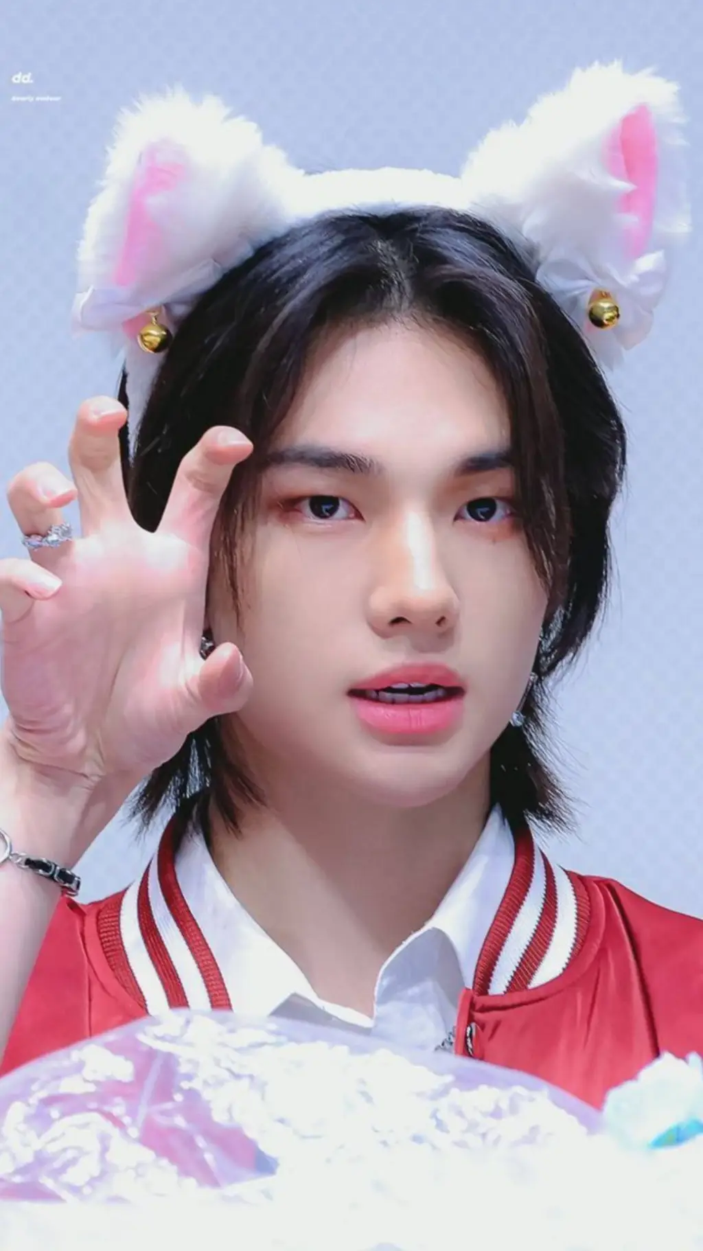 ai character: kitten hyunjin  background