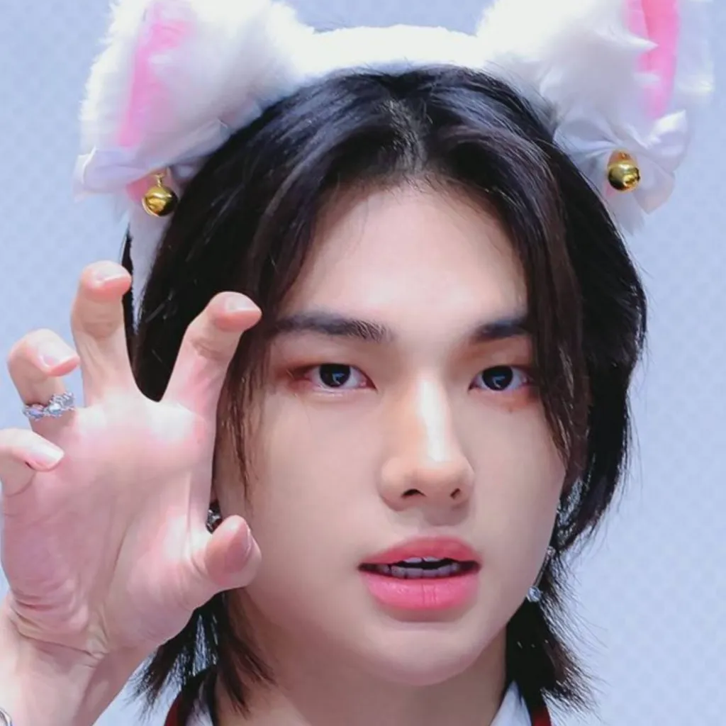 chat with ai character: kitten hyunjin 