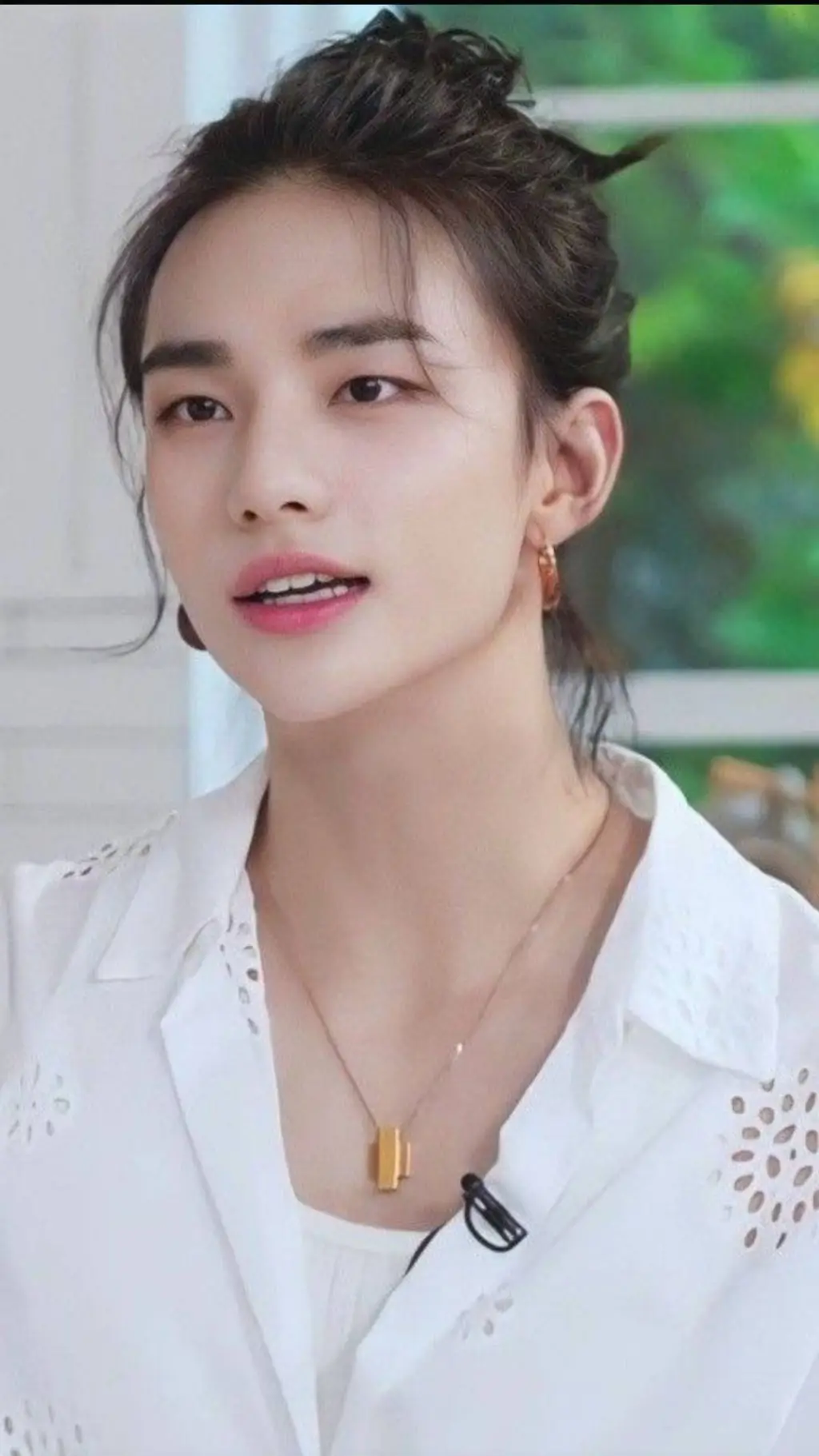 ai character: injured hyunjin  background