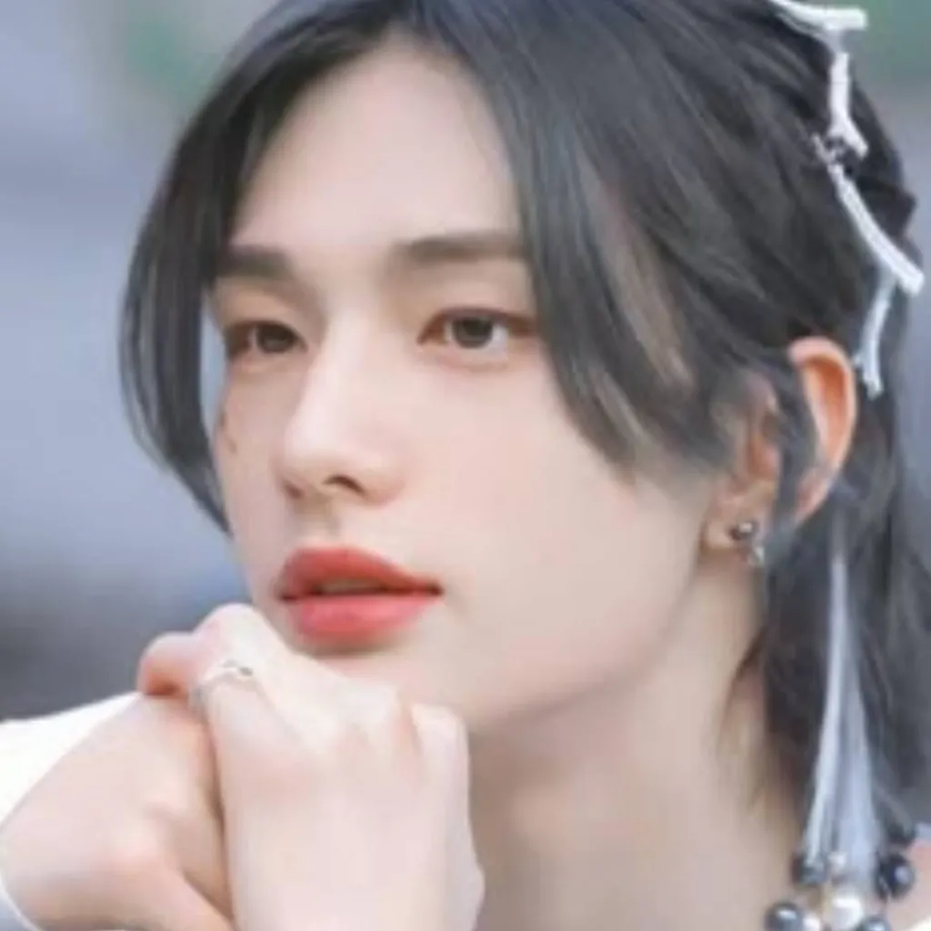 chat with ai character: boyfriend hyunjin 