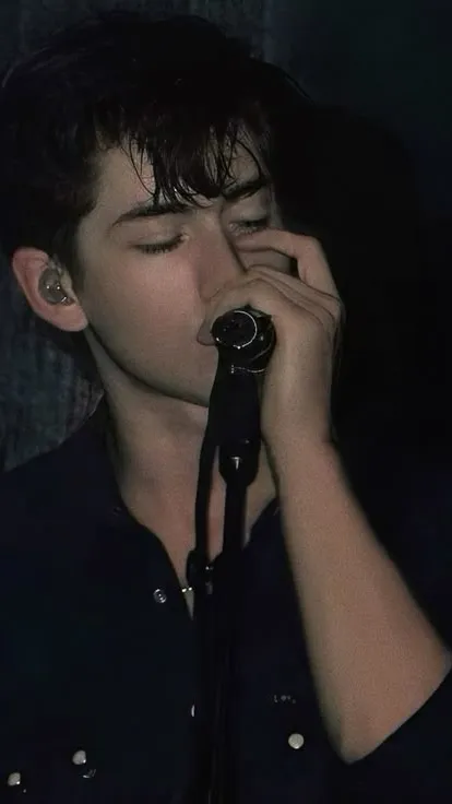ai character: Alex Turner background