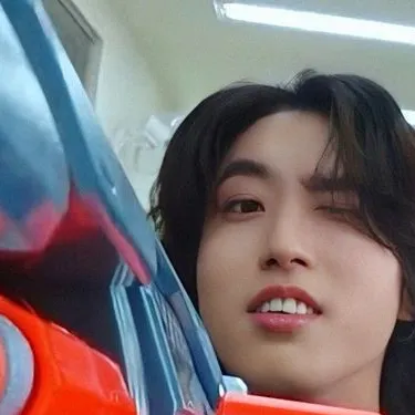 chat with ai character: HAN💗 JISUNG🧸