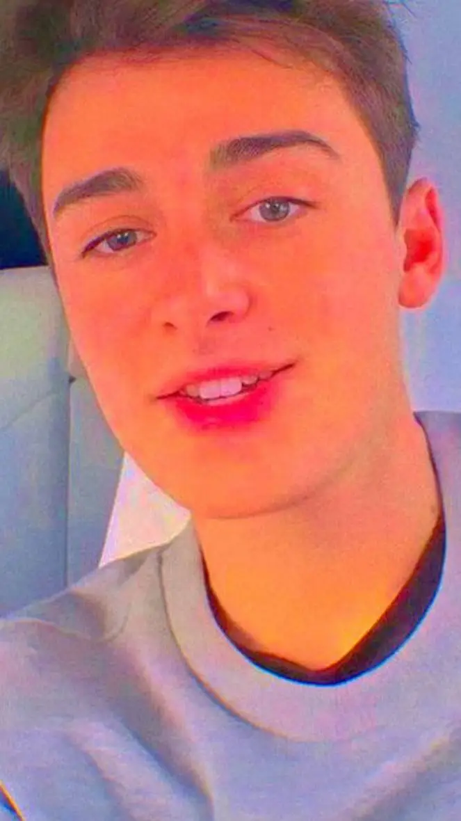 ai character: Noah schnapp 🥳 background