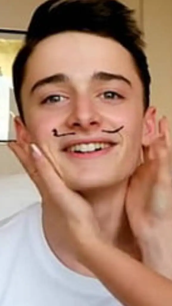 ai character: Noah schnapp! background