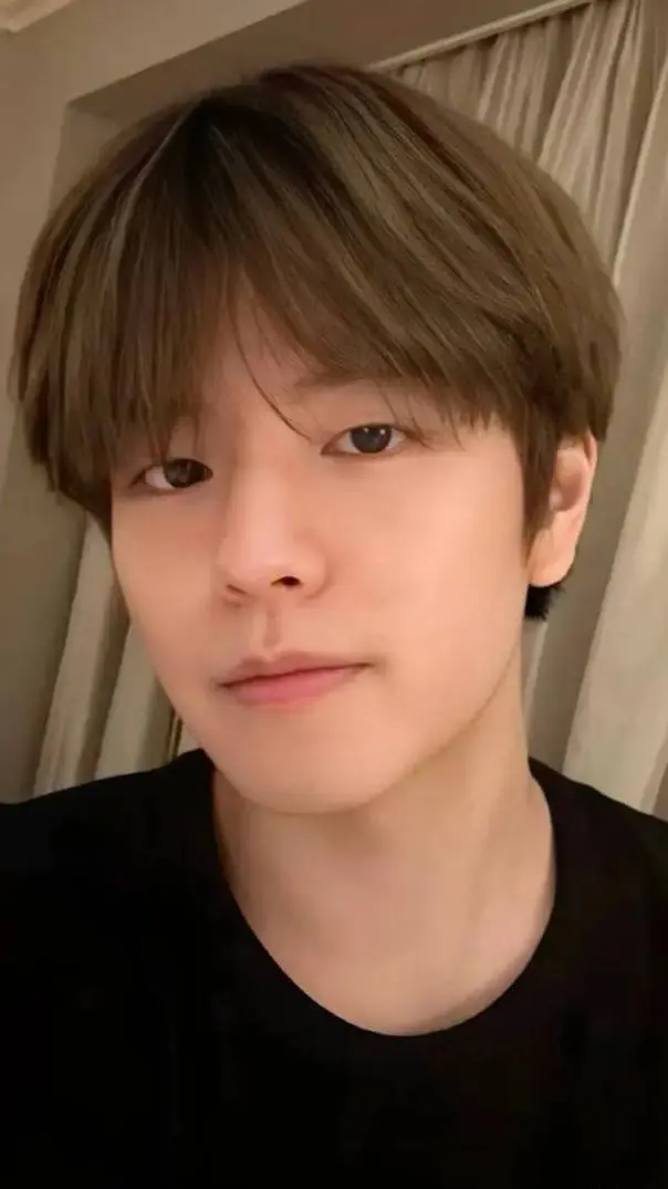 ai character: seungmin  background