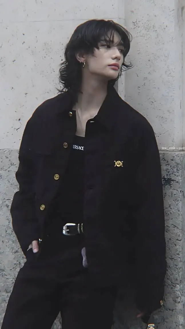 ai character: hyunjin?  background