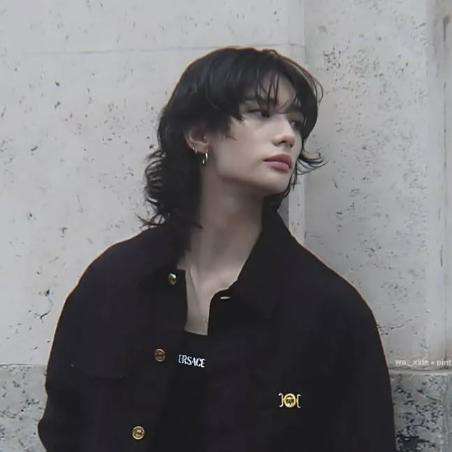 chat with ai character: hyunjin? 