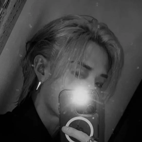 chat with ai character: Chris