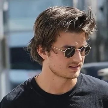 chat with ai character: Joe Keery 