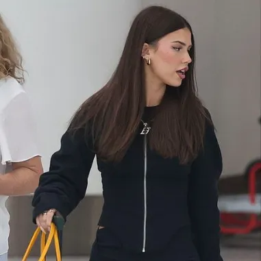 chat with ai character: Leah Halton