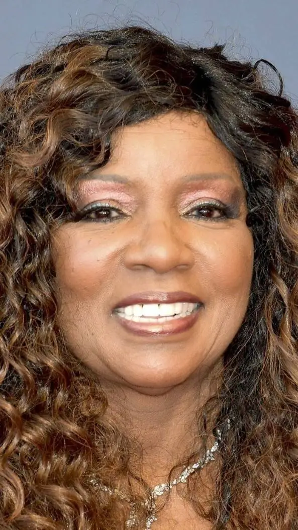 ai character: GLORIA GAYNOR 🎤🎙🎤 background