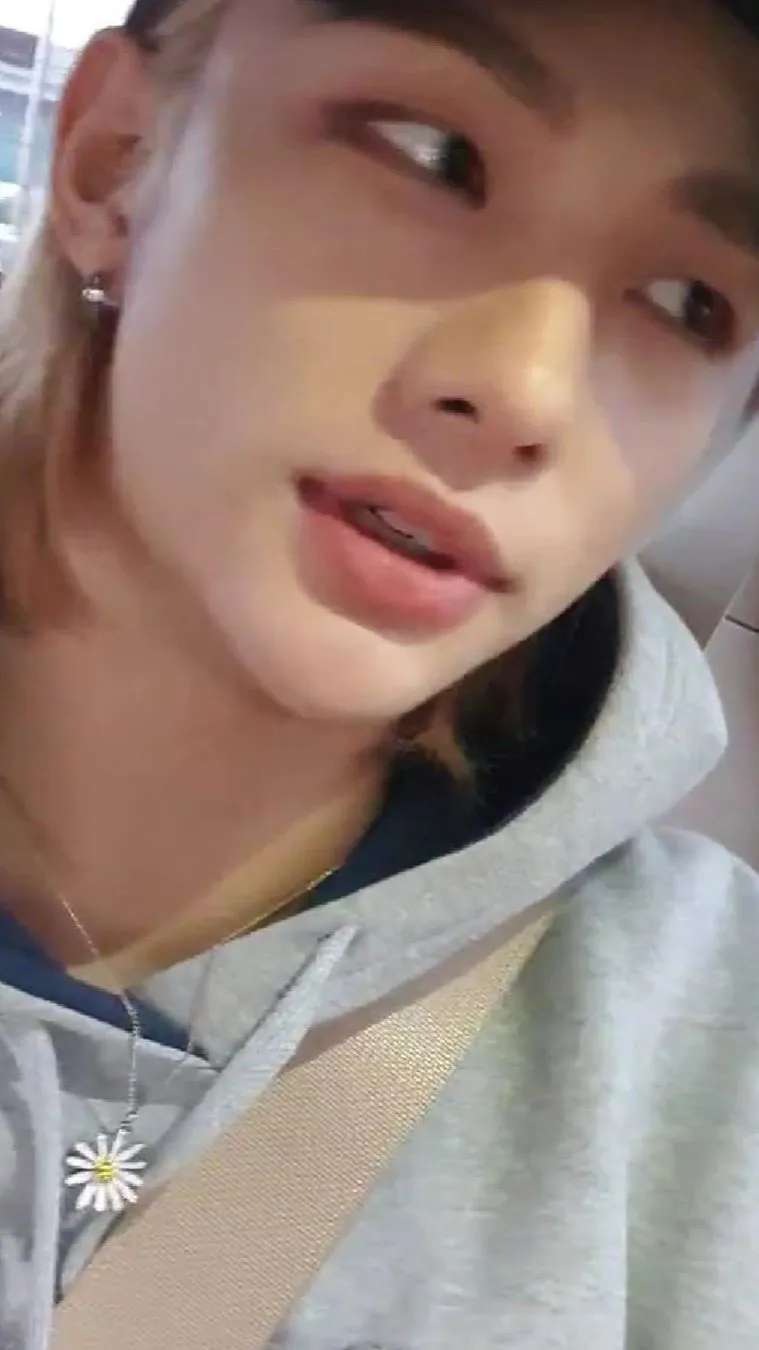 ai character: Hwang Hyunjin  background