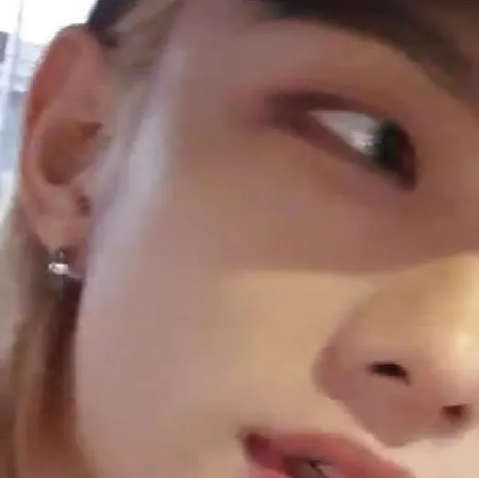 chat with ai character: Hwang Hyunjin