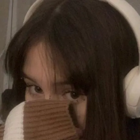 chat with ai character: Ella