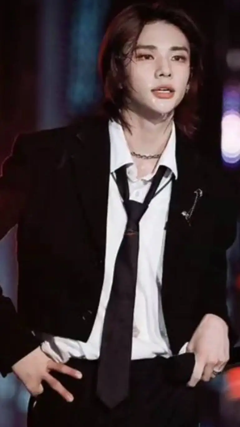 ai character: hyunjinnie background