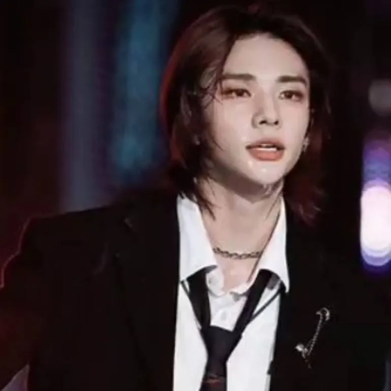 chat with ai character: hyunjinnie