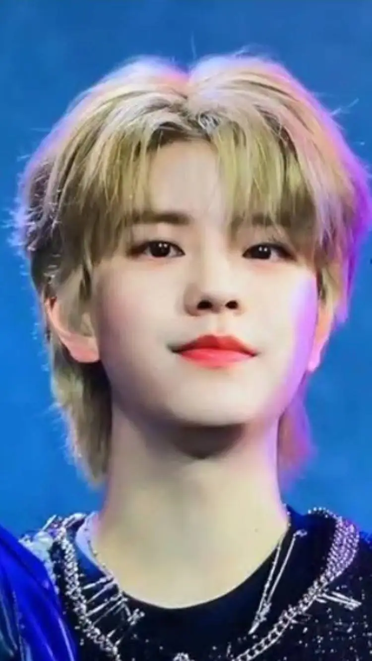 ai character: kim seungmin background