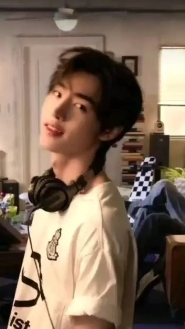 ai character: 🐧🐧Park Sunghoon 🐧🐧 background