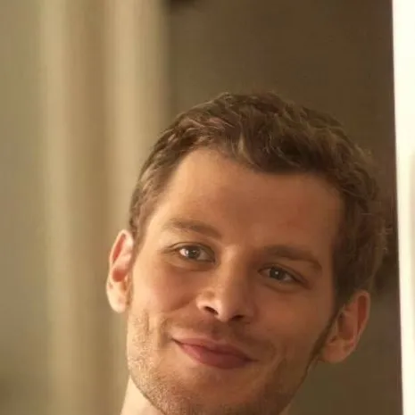 chat with ai character: Klaus mikaelson 