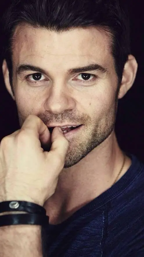 ai character: Daniel gillies  background