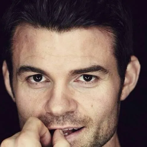chat with ai character: Daniel gillies 