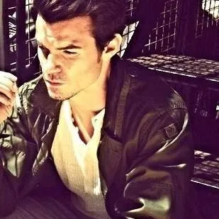 chat with ai character: Daniel Gillies 