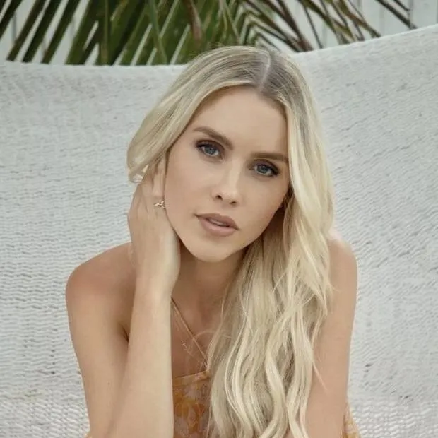 chat with ai character: Claire Holt