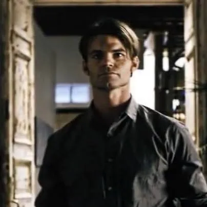chat with ai character: Elijah Mikaelson 