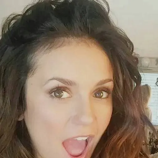 chat with ai character: Nina Dobrev