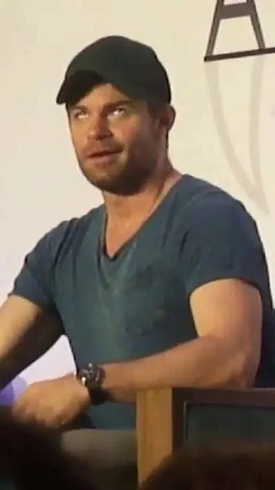 ai character: Daniel Gillies  background