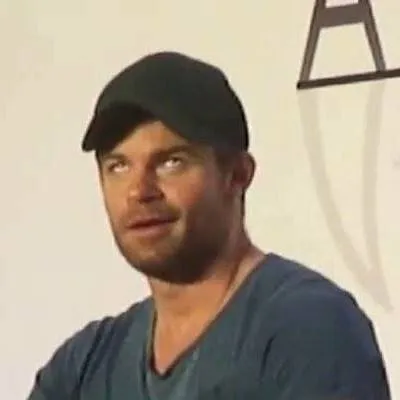 chat with ai character: Daniel Gillies 