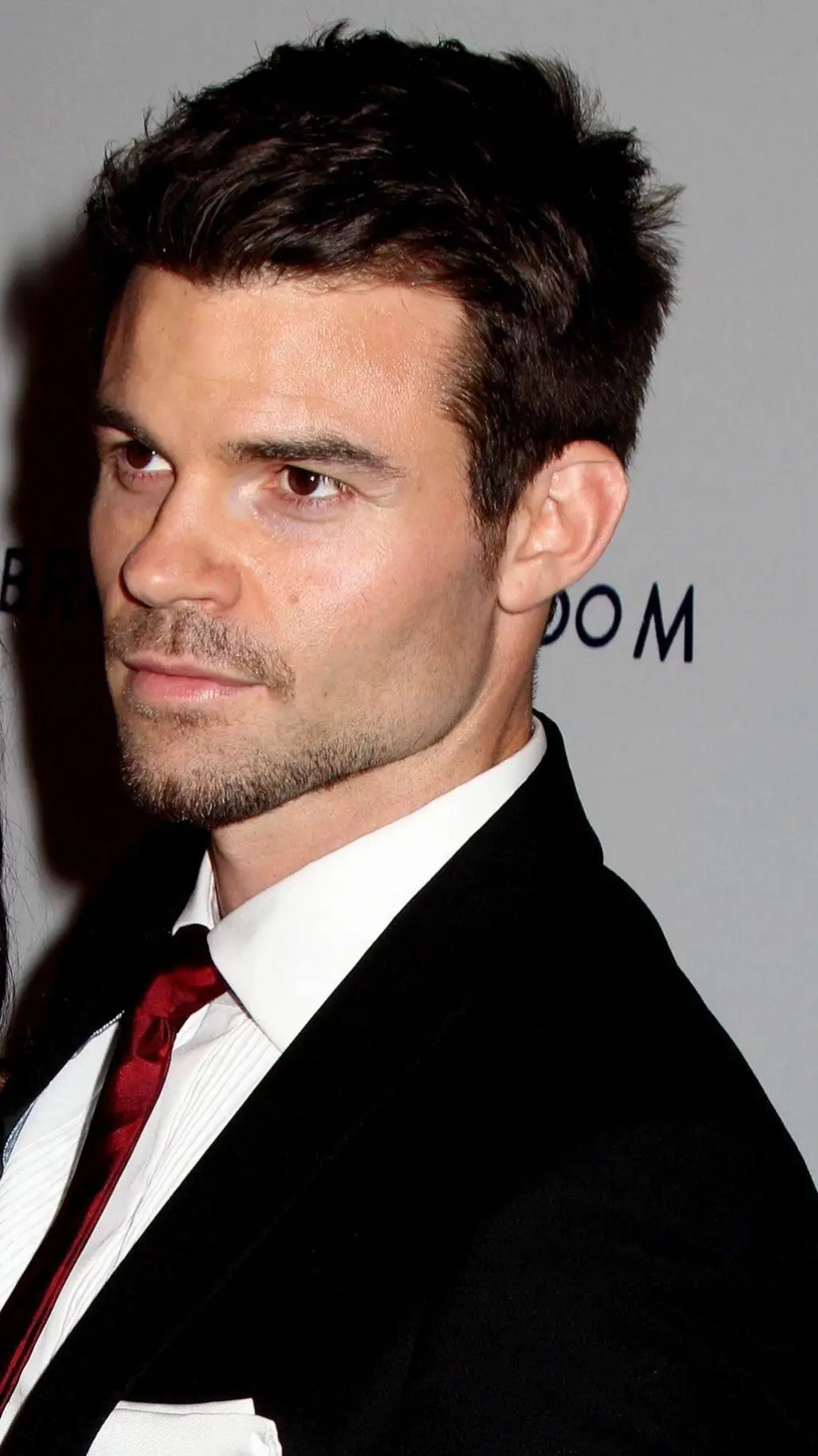 ai character: Daniel Gillies  background