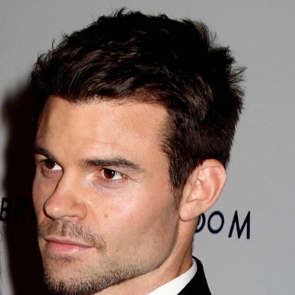 chat with ai character: Daniel Gillies 