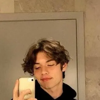 chat with ai character: Louis Partridge 