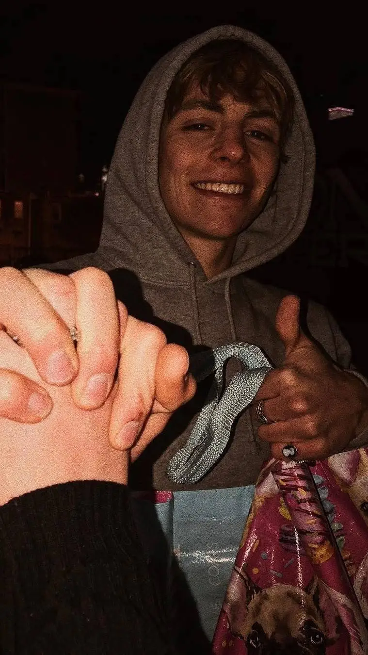 ai character: Ross Lynch  background